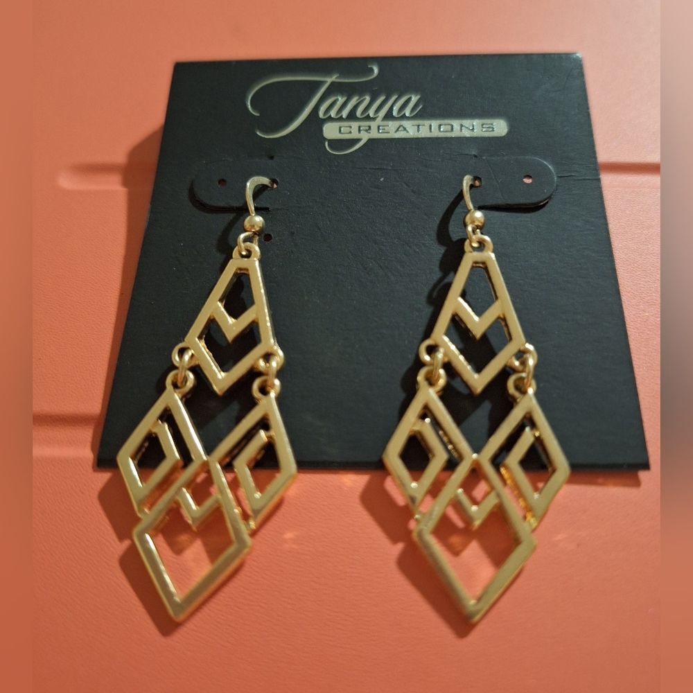 Gold Geometric Earrings NWT Pierced‎